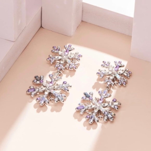 Beautiful Rhinestone Snow ❄️ Flake Earrings - Picture 4 of 4